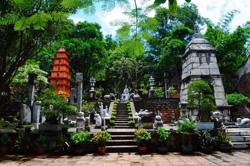 Toàn bộ quần thể kiến trúc Việt phủ Thành Chương nằm sát nhau và được chú trọng từng chi tiết nhỏ. Mặc dù được xây dựng rất cầu kỳ và trở thành một điểm đến tuyệt đẹp song Việt phủ Thành Chương đang là "điểm nóng" của dư luận khi bị cho là ây dựng trái phép trên đất rừng phòng hộ. Hiện, dư luận đang chờ kết luận cuối cùng của cơ quan chức năng về sai phạm của công trình này. Ảnh: Blogdulich.