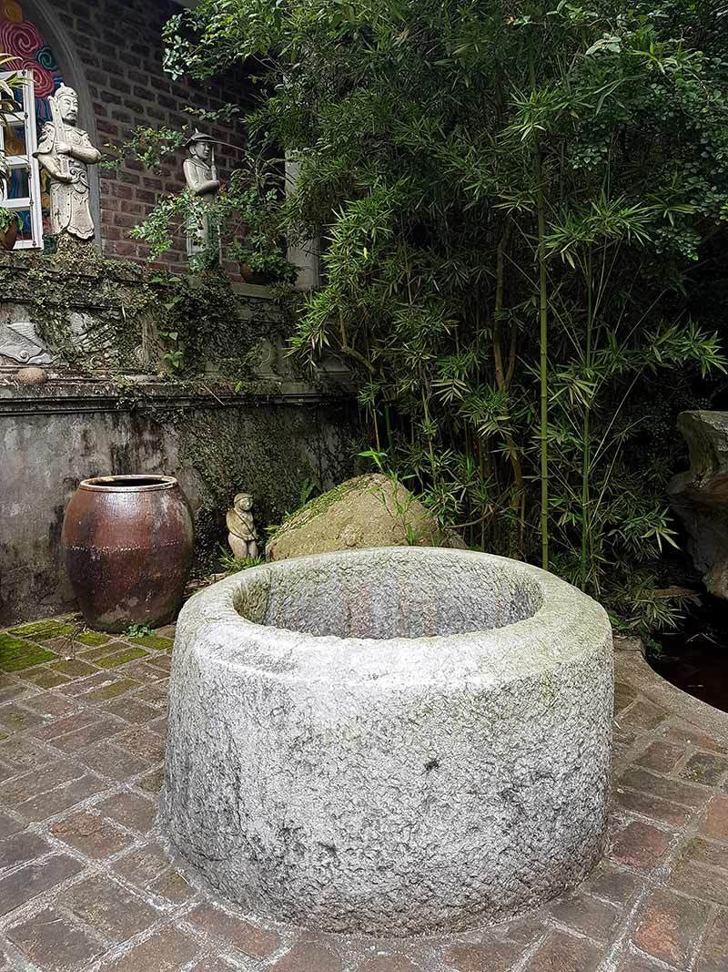 Có chiếc giếng cổ được chuyển về từ Thanh Hóa. Ảnh: Vietnamnet.