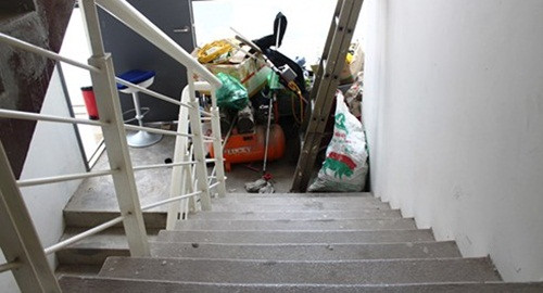 Lối thoát hiểm của tòa nhà có lúc bị chặn bởi đồ đạc bày kín. Ảnh: VOV.