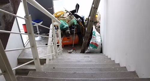 Lối thoát hiểm của tòa nhà có lúc bị chặn bởi đồ đạc bày kín. Ảnh: VOV.