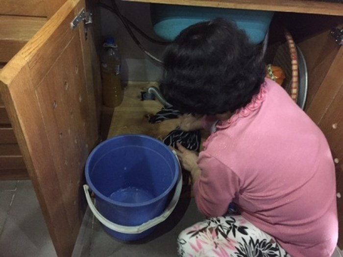 Hệ thống thoát nước trong các căn hộ thường xuyên tắc nghẽn. Ảnh: Anninhthudo.