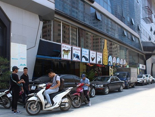 Chung cư StarCity tọa lạc tại 81 Đường Lê Văn Lương, cao 27 tầng với trên 370 căn hộ. Trước đó, đã có thời điểm, chung cư này được quảng cáo là tổ hợp trung tâm thương mại, căn hộ sang trọng và đẳng cấp theo tiêu chuẩn của một khách sạn 4 sao, Ảnh: VOV.