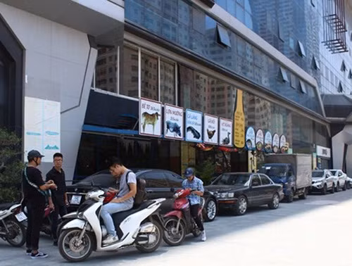 Chung cư StarCity tọa lạc tại 81 Đường Lê Văn Lương, cao 27 tầng với trên 370 căn hộ. Trước đó, đã có thời điểm, chung cư này được quảng cáo là tổ hợp trung tâm thương mại, căn hộ sang trọng và đẳng cấp theo tiêu chuẩn của một khách sạn 4 sao, Ảnh: VOV.