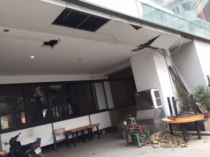 Dù được quảng cáo có chất lượng 4 sao nhưng trần tường ở chung cư này nhiều chỗ bong tróc và có dấu hiệu xuống cấp. Ảnh: Anninhthudo.