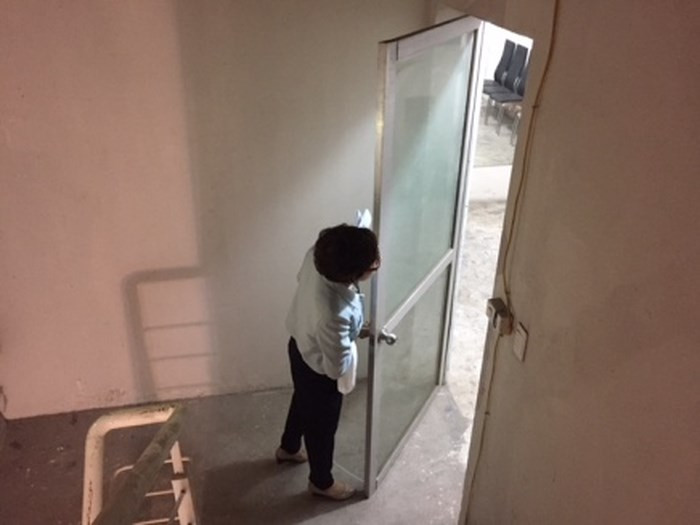 Cầu thang thoát hiểm chưa đảm bảo an toàn theo quy định. Tại nhiều tầng, cửa không đảm bảo kín, khít, thậm chí có tầng là cửa nhôm kính. Ảnh: Anninhthudo.