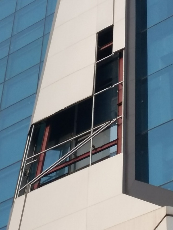 Tấm kính vỡ gây phản cảm. Ảnh: Phapluatplus.