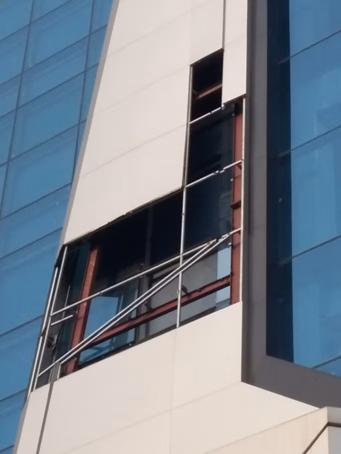 Tấm kính vỡ gây phản cảm. Ảnh: Phapluatplus.