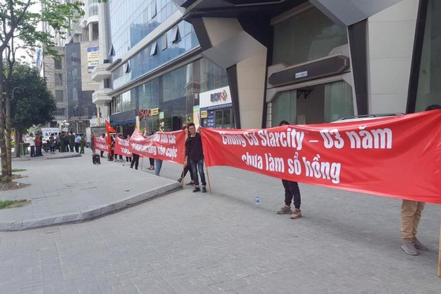Không những thế, theo phản ánh trên báo Lao động, ngày 7/5/2018, gần 100 cư dân toà chung cư StarCity đã xuống sảnh trước tòa nhà căng băng rôn đòi đòi chủ đầu tư làm giấy chứng nhận quyền sở hữu nhà ở (sổ hồng). Ảnh: Lao động.