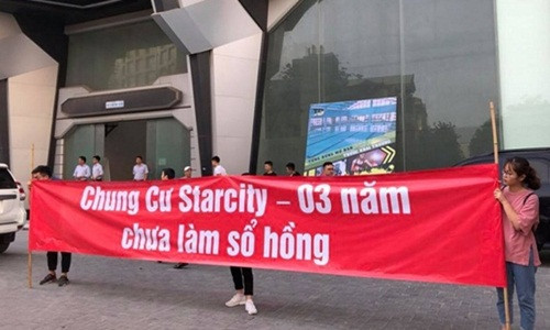 Cụ thể, cư dân chung cư đã chuyển về sinh sống từ cuối năm 2014. Tuy nhiên đến thời điểm tháng 5/2018, các hộ dân vẫn chưa được cấp sổ hồng. Ảnh: Vietnamfinance.