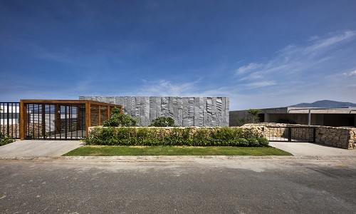 Nằm trải mình trên một ngọn đồi ở thành phố Nha Trang, biệt thự nghỉ dưỡng Stone House sở hữu tầm nhìn hướng ra biển và những ngọn núi xung quanh.