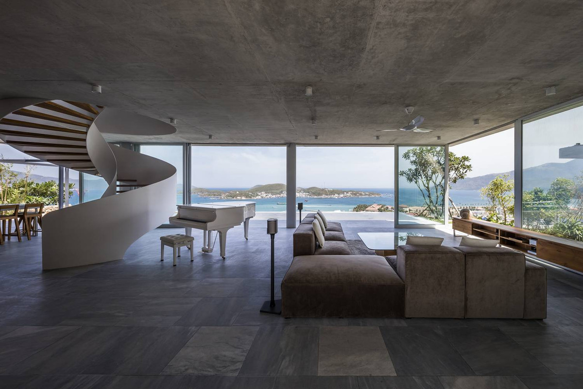 Phòng khách sử dụng nội thất chất liệu gỗ, da lộn và thảm lông.