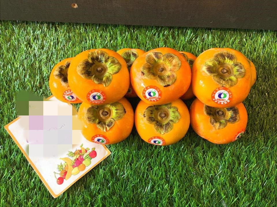 Trên thị trường, hồng giòn Hàn Quốc được bán với giá từ 195.000 - 280.000 đồng/kg. Ảnh: MeraMart.