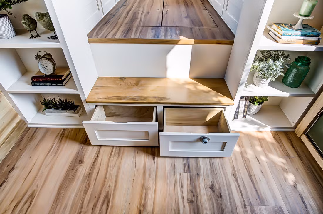 Dưới ghế ngồi là một tủ lưu trữ đồ giúp tiết kiệm diện tích.