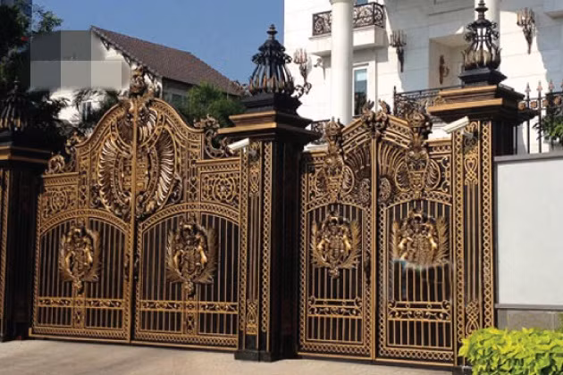 Thiết kế cổng sắt đúc dành cho biệt thự phong cách Pháp. Ảnh: Santino.
