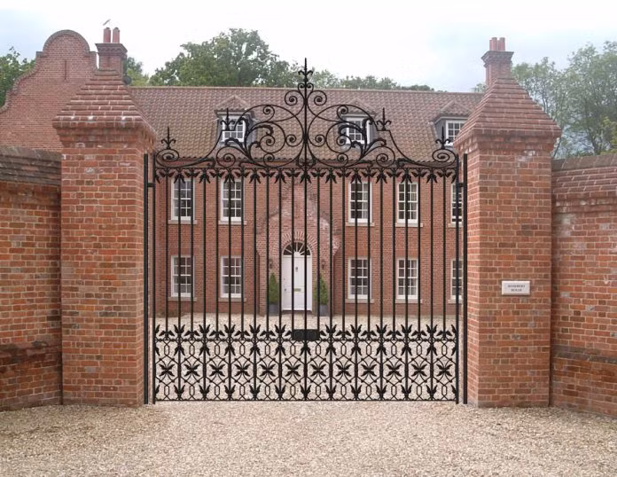 Thiết kế cổng sắt đơn giản, nhẹ nhàng tạo nét duyên dáng và mềm mại. Ảnh: Camnanglamnha.