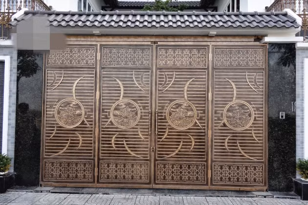 Mẫu cổng nhà bắt mắt với hoa văn đơn giản nhưng phố hợp logic thích hợp với các ngôi nhà có mặt tiền rộng. Ảnh: Santino.