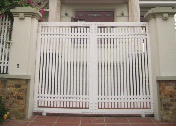 Cổng sắt lùa có độ bền cao, có thể trang trí nhiều họa tiết, hoa văn độc đáo, màu sắc bắt mắt. Ảnh: Camnanglamnha.