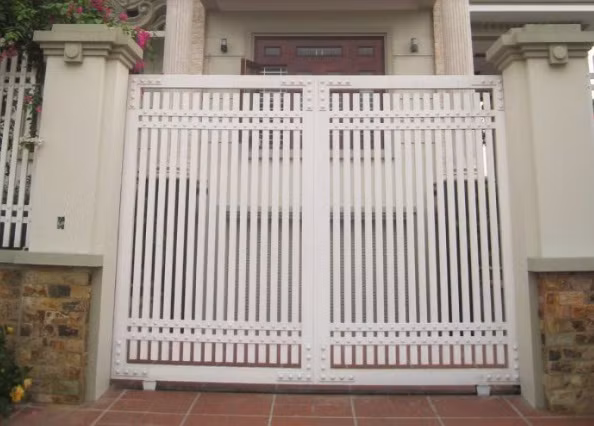 Cổng sắt lùa có độ bền cao, có thể trang trí nhiều họa tiết, hoa văn độc đáo, màu sắc bắt mắt. Ảnh: Camnanglamnha.