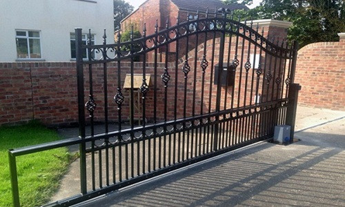 Đơn giản và hiện đại là giá trị của mẫu cửa lùa sắt, giúp ngôi nhà thêm phần nổi bật và ấn tượng. Ảnh: Cuasatdongduongdn.