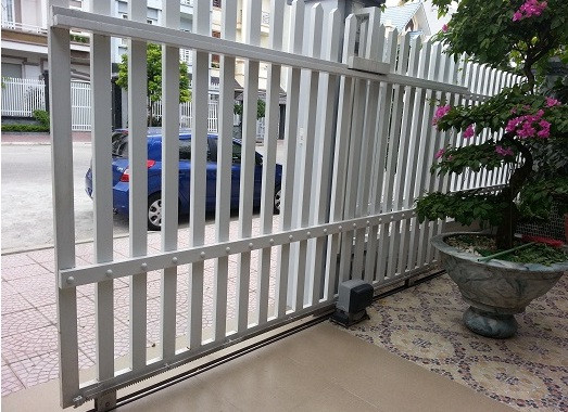 Mẫu cửa cổng lùa màu trắng thiết kế đơn giản nhưng trang nhã, lịch sự thích hợp cho nhà phố. Ảnh: Conghongmon.