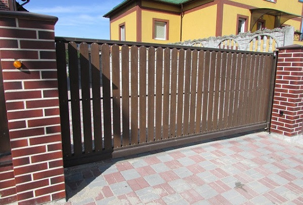 Cổng sắt lùa tự động, vận hành bằng điều khiển từ xa rất tiện lợi. Ảnh: Conghongmon.