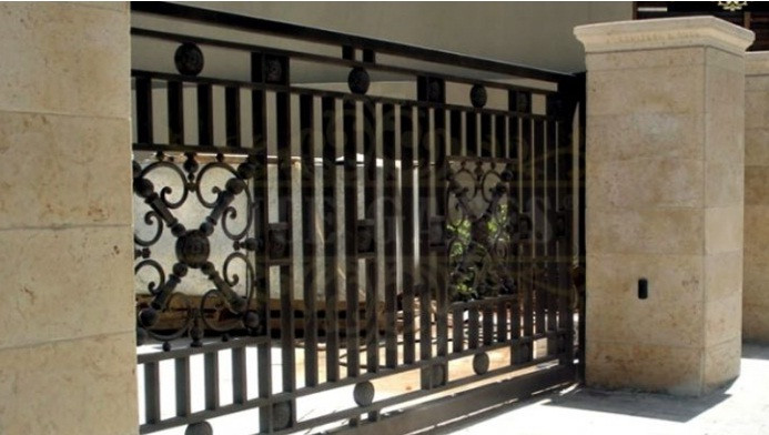 Hai trụ cổng lớn khiến cho phần ngoại thất nhà trông bề thế hơn. Ảnh: Nhadat.