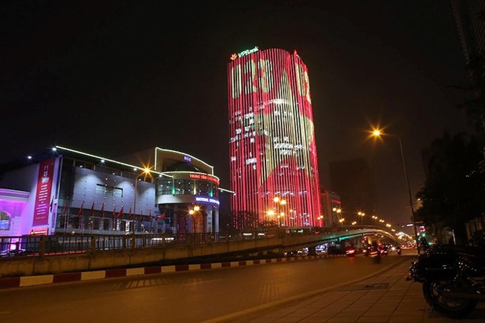 Người dân đi qua không khỏi bất ngờ với chiếc "áo cờ đỏ sao vàng" khổng lồ. Ảnh: Infonet.