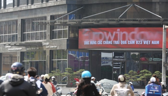 Màn hình led đồng loạt "hô vang" khẩu hiệu chúc mừng các cầu thủ U23 Việt Nam. Ảnh: Tổ quốc.