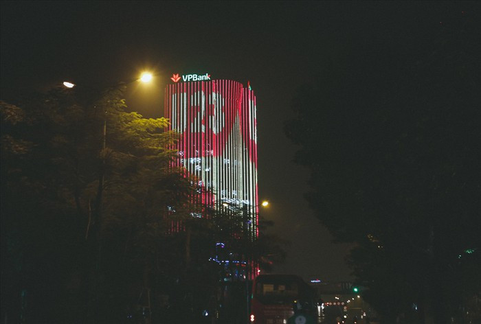 Trước đó, hồi đầu năm 2018, tòa nhà của một ngân hàng tại ngã tư Thái Hà - Láng Hạ - Huỳnh Thúc Kháng (Hà Nội) cũng trang trí bộ đèn led có hình cờ Tổ quốc và dòng chữ 'U23' gây ấn tượng mạnh trước thềm trận bán kết U23 Châu Á giữa U23 Việt Nam và U23 Qatar. Ảnh: Lao động.
