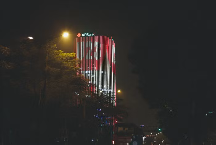 Trước đó, hồi đầu năm 2018, tòa nhà của một ngân hàng tại ngã tư Thái Hà - Láng Hạ - Huỳnh Thúc Kháng (Hà Nội) cũng trang trí bộ đèn led có hình cờ Tổ quốc và dòng chữ 'U23' gây ấn tượng mạnh trước thềm trận bán kết U23 Châu Á giữa U23 Việt Nam và U23 Qatar. Ảnh: Lao động.