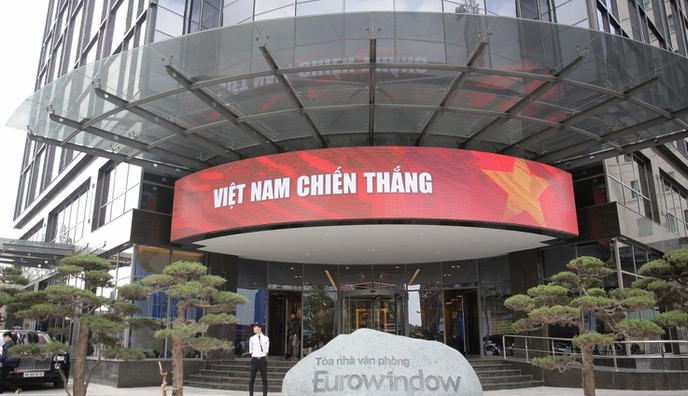 Băng rôn lớn treo cửa một tòa nhà văn phòng để cổ vũ tuyển U23 Việt Nam vào trận chung kết hồi đầu năm. Ảnh: Tổ quốc.