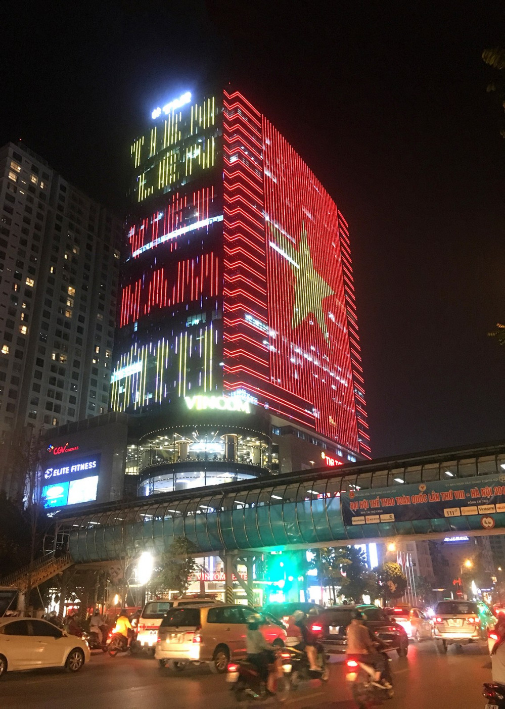 Tấm quốc kỳ được làm từ hơn 44.000 chiếc đèn led mang đến những hình ảnh cổ vũ đầy ấn tượng. Ảnh: Giadinhvietnam.