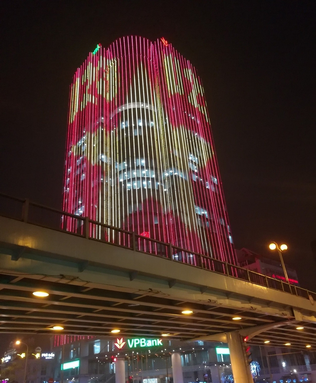 Tòa nhà rực sáng trong đêm. Ảnh: Tạp chí SHTT.