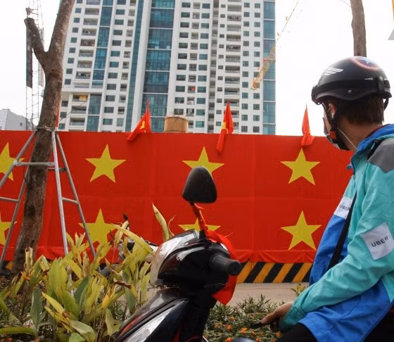 Bức tường khiến ai đi qua cũng phải nán lại ngước nhìn. Ảnh: Saostar.