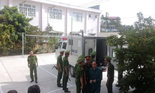 Cai ket dang cho 12 bi cao vu buon lau xang dau ngan ty