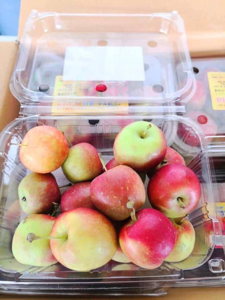 Theo một số người bán, táo mini Hàn Quốc được xách tay từ Hàn Quốc về và còn tươi rói. Ảnh: FB Thái Thiên Hương.