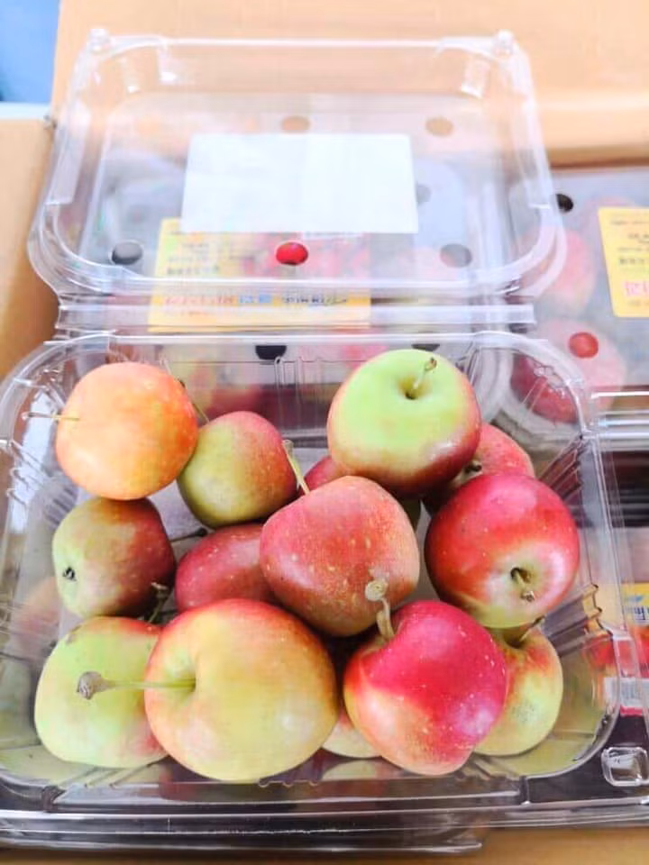 Theo một số người bán, táo mini Hàn Quốc được xách tay từ Hàn Quốc về và còn tươi rói. Ảnh: FB Thái Thiên Hương.