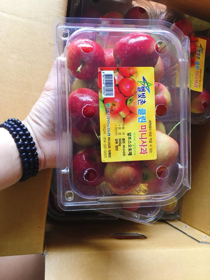 Nhiều chủ cửa hàng cho biết, do táo có kích thước nhỏ, bắt mắt nên khá hút khách. Ảnh: FB Duyên Việt.