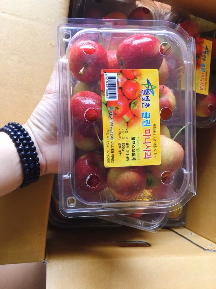 Nhiều chủ cửa hàng cho biết, do táo có kích thước nhỏ, bắt mắt nên khá hút khách. Ảnh: FB Duyên Việt.