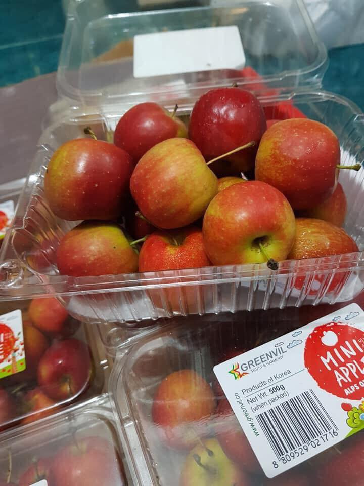 Táo mini Hàn Quốc được các cửa hàng rao bán từ 300.000 - 450.000 đồng/kg. Ảnh: Hoa quả Việt.