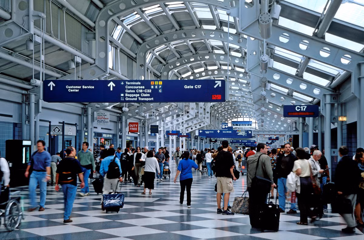 Chicago O'Hare (Mỹ) là sân bay đầu tiên trên thế giới sở hữu một khu vườn "khí canh" cung cấp các sản phẩm tươi sống như rau diếp, húng quế tím... cho các nhà hàng ở đây. Chicago O'Hare đạt 79,8 triệu lượt khách mỗi năm.
