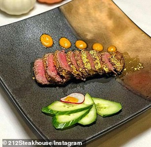 Bít tết bọc vàng là một phần trong thực đơn đặc biệt của nhà hàng.