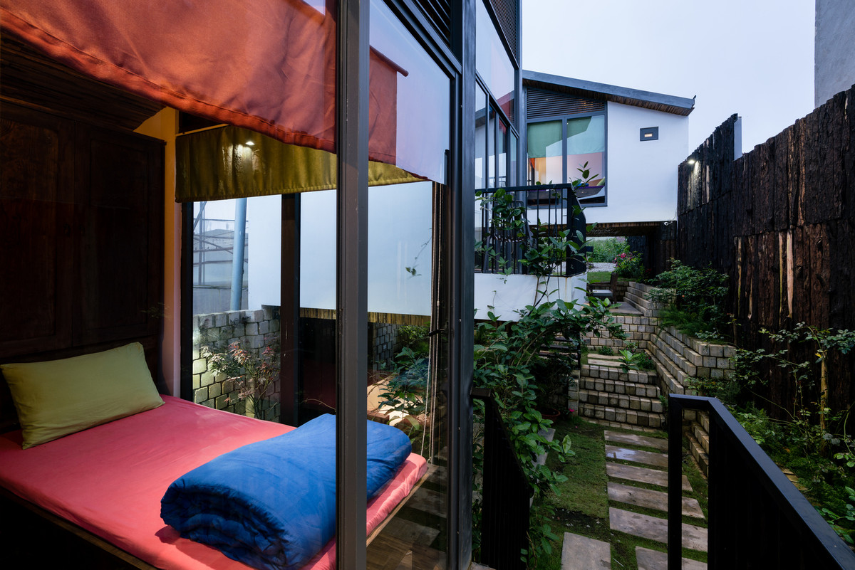 Cùng với việc giải quyết công năng theo yêu cầu, nhóm thiết kế phải nghĩ cách để tạo nên một ngôi nhà độc đáo và thật sự ấn tượng.