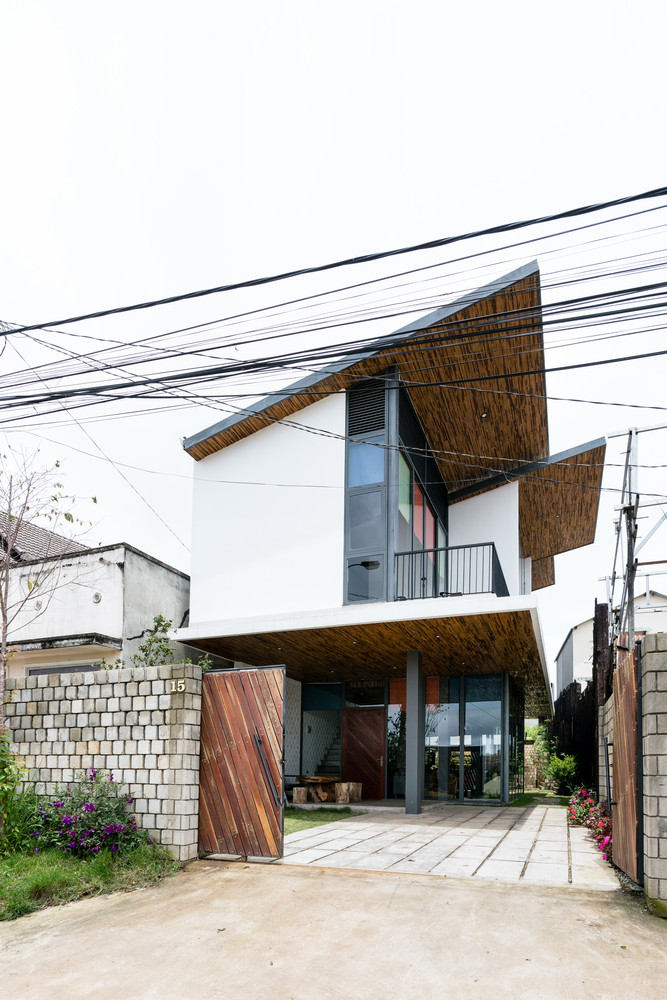 Công trình gồm một khối nhà chính và ba cabin, liên kết với nhau bằng một lối đi nương theo địa hình.