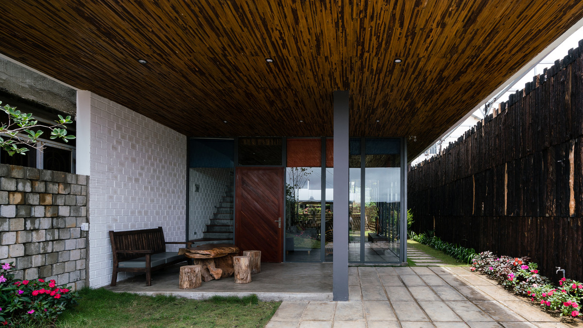 Một điểm nhấn của công trình nữa là vật liệu hoàn toàn từ địa phương. Những viên gạch bê tông thử nghiệm và vỏ gỗ thông từ các nhà máy được lựa chọn.