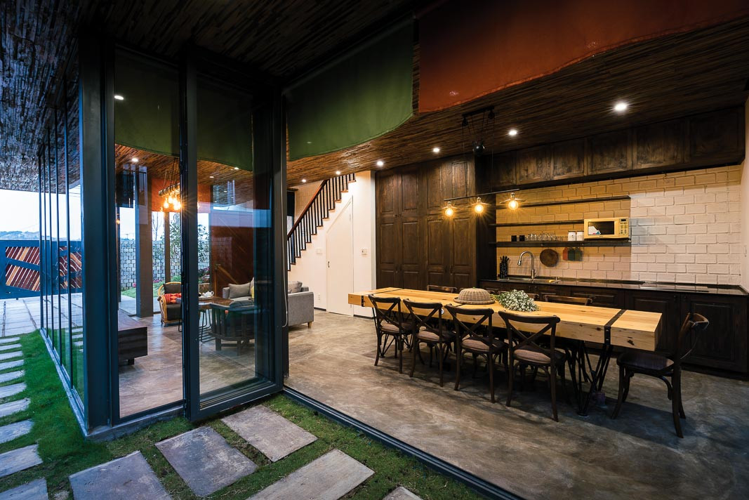 Vỏ gỗ thông trở thành các module ốp trần và hàng rào còn những viên gạch bê tông được sắp xếp lại làm nên những bờ tường vững chắc.