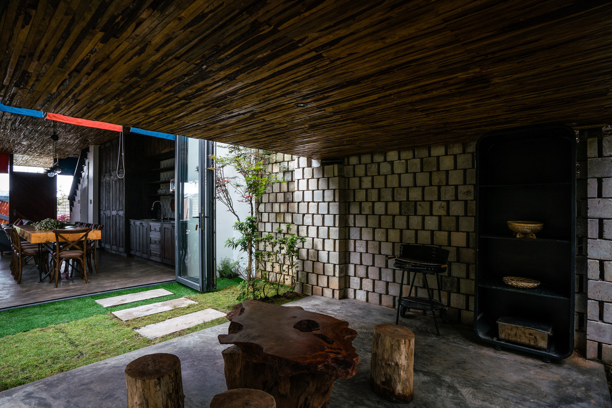 Toàn bộ tầng trệt là không gian mở và có chức năng sinh hoạt chung, bao gồm phòng khách, bếp, ăn.