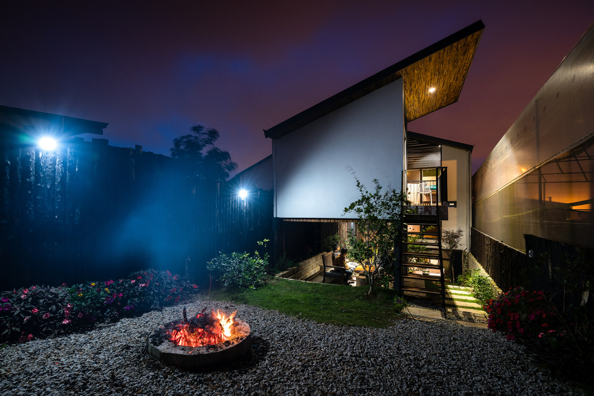 Nhìn từ trên cao thì công trình là ngôi nhà mái dốc được định hướng để tránh mùa gió lạnh. Nguồn ảnh: Quang Trần.