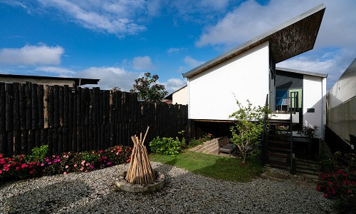  Ngôi nhà nằm trên sườn núi với khu đất có hình thù khá lạ: dài, dốc và hẹp dần về phía sau.