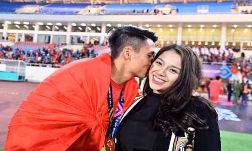 Ban gai Tien Dung, Duy Manh khoe anh ben ban trai dem vo dich-Hinh-3